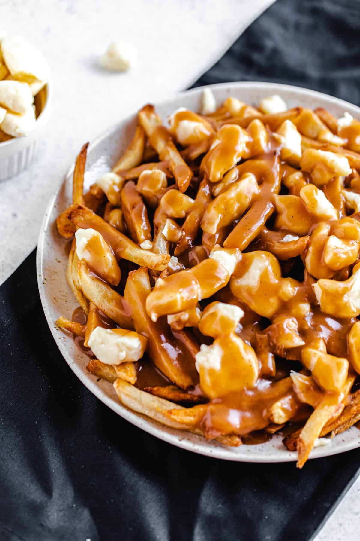 Poutine. Картофель Poutine. Poutine Canada. Канадское блюдо Poutine. Канадский картофель Poutine.